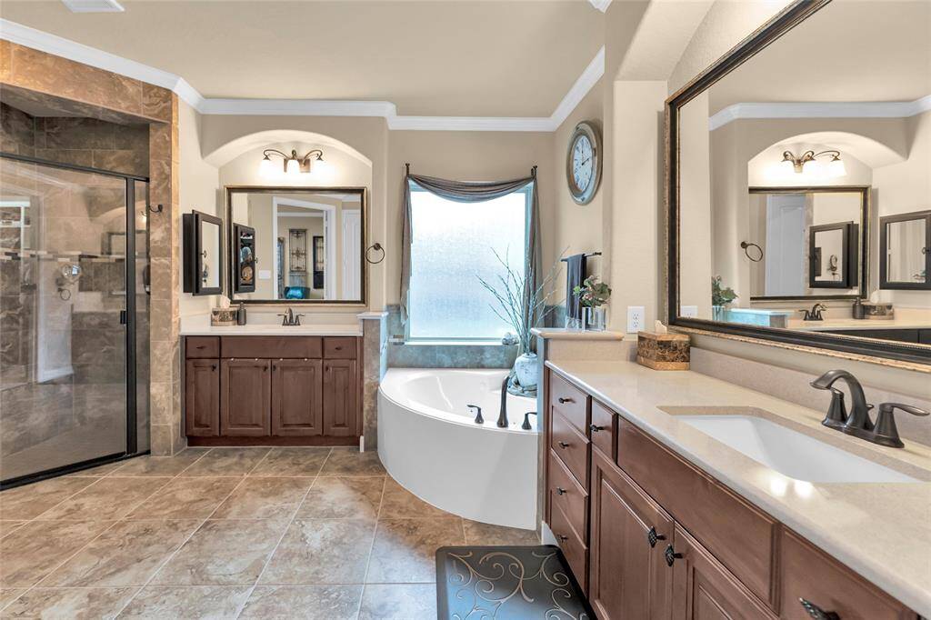Primary en-suite bath