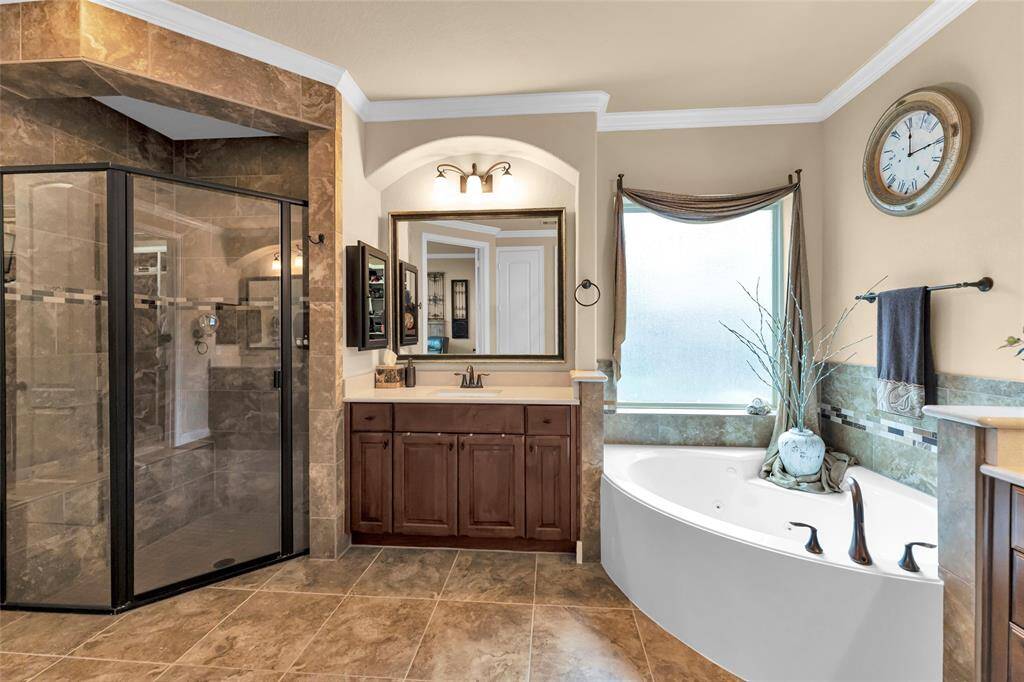 Another view of the en-suite bath