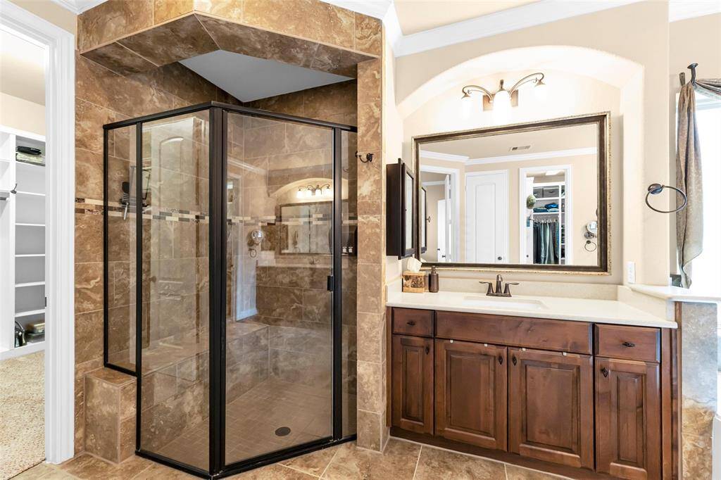 Another view of the en-suite bath