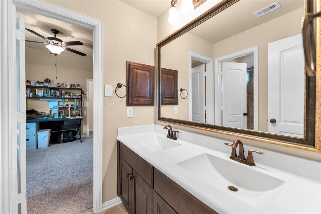 Jack and Jill bath between the bedrooms #2 & #3