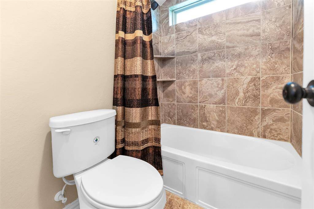 More of the Jack and Jill bath