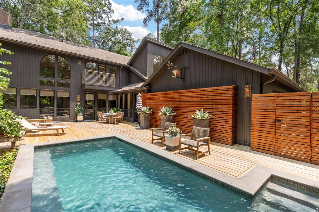 A gorgeous blend of textiles, hardscaping, and landscaping all lend to this fantastic outdoor space.