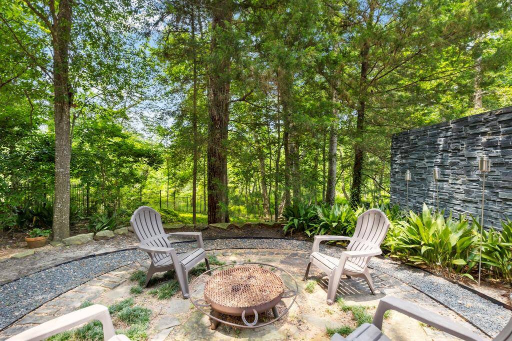 Nothing adds ambiance to your backyard quite like an outdoor fire pit surrounded by mature trees and natural elements.