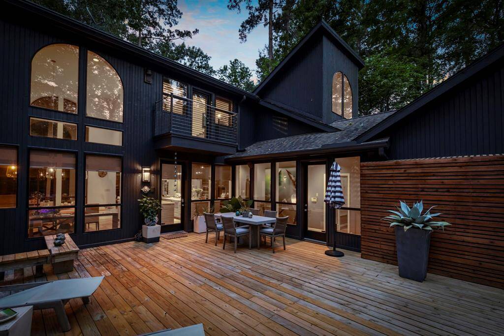 An easy escape from the hustle and bustle of the city, Holly Hollow is surrounded by spectacular views both inside and out.