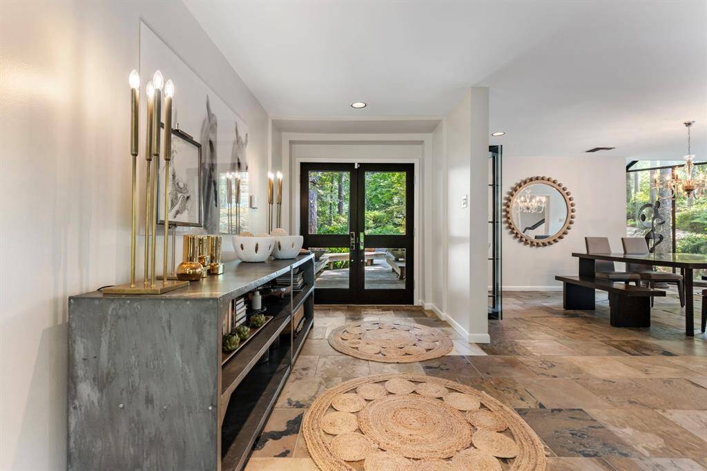 Inside, 3 floors highlight high ceilings, open spaces, expansive windows and generous natural light.