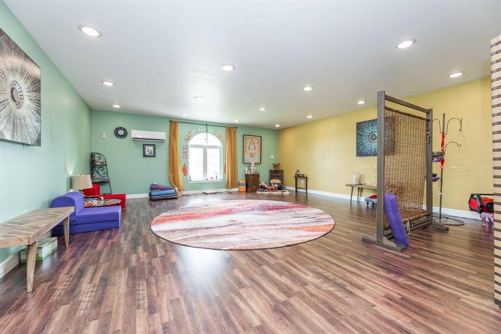 Upstairs game room, showroom, loft, flex space