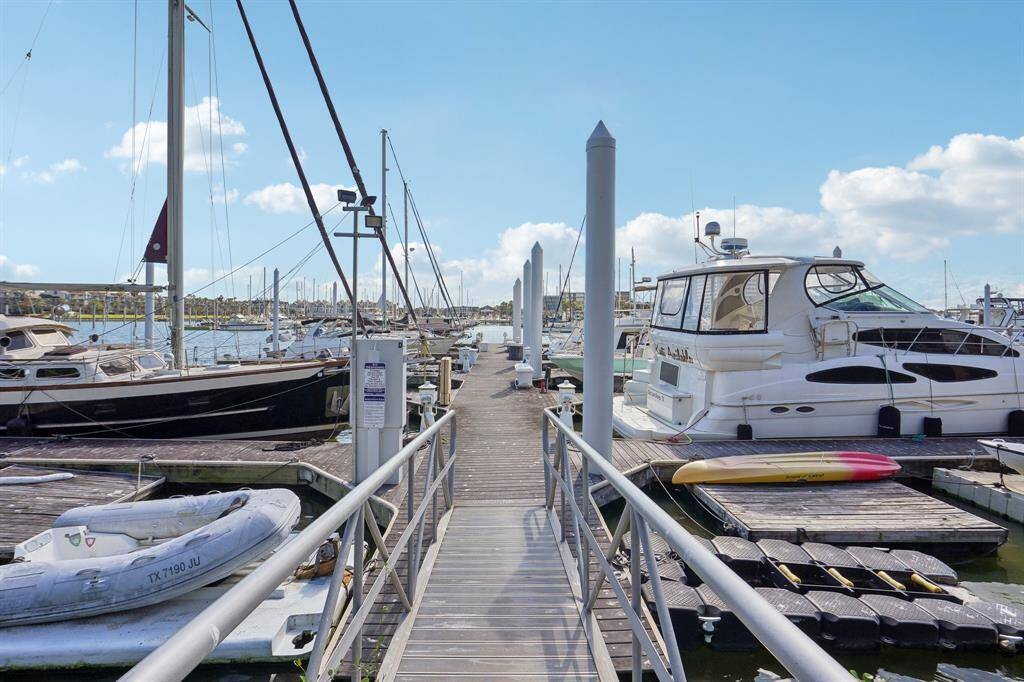 40-45ft boat slip included in the sale
