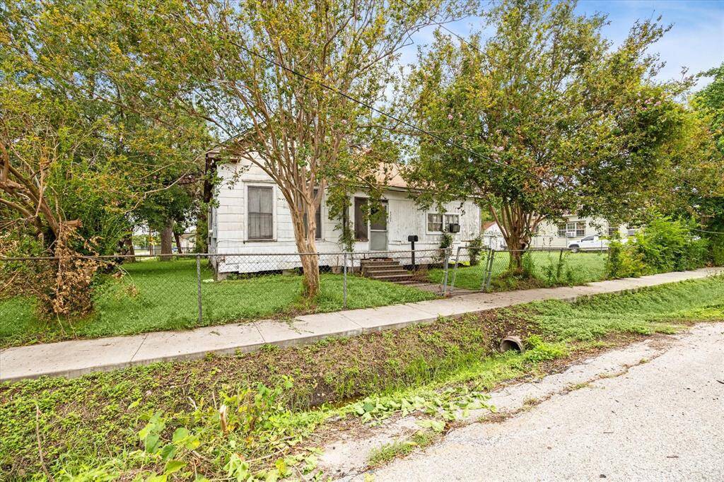 Great corner lot located in the Near Northside neighborhood.  Ideal location for new residential development.  Conveniently located in proximity to downtown and the Greater Heights.