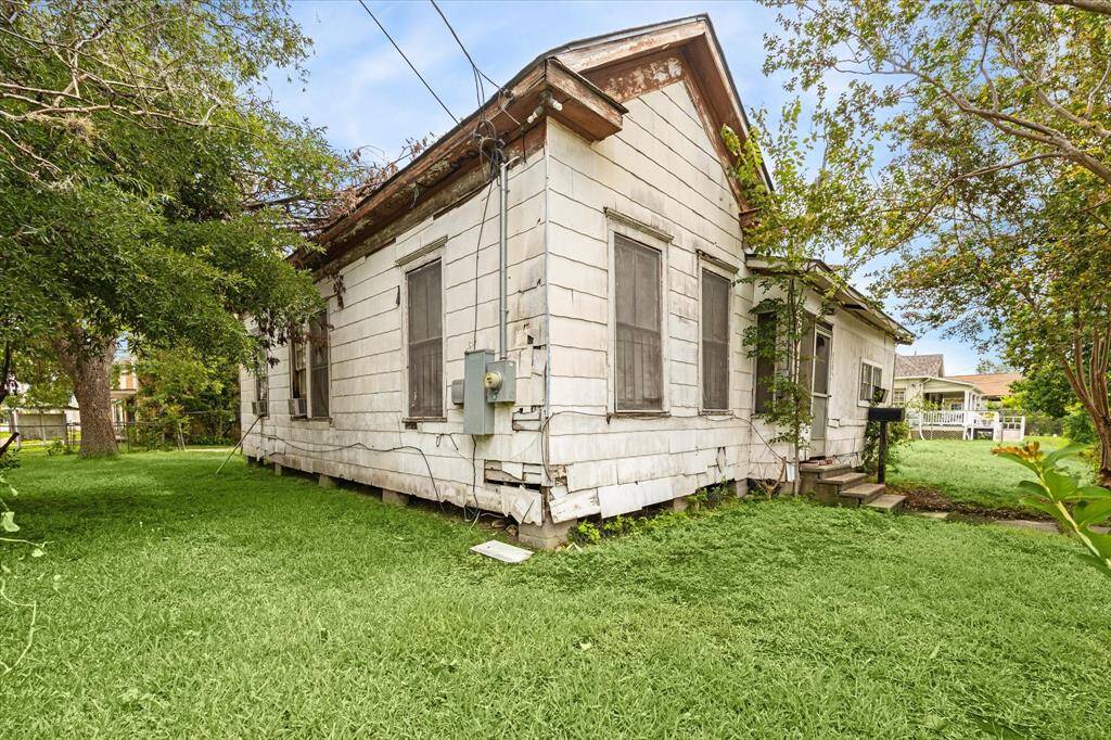 Great corner lot located in the Near Northside neighborhood.  Ideal location for new residential development.  Conveniently located in proximity to downtown and the Greater Heights.