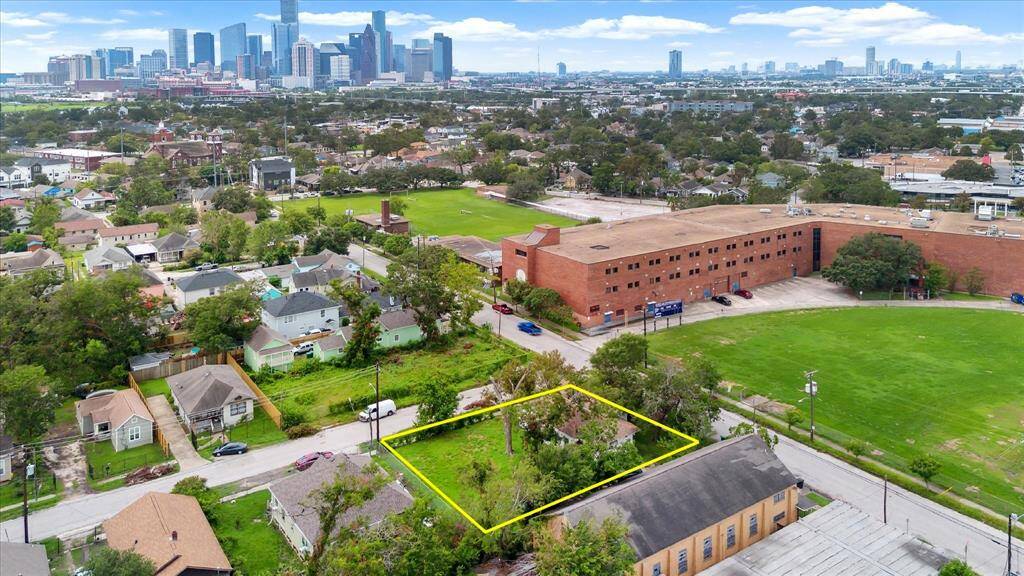 Great corner lot located in the Near Northside neighborhood. Ideal location for new residential development. Conveniently located in proximity to downtown and the Greater Heights.