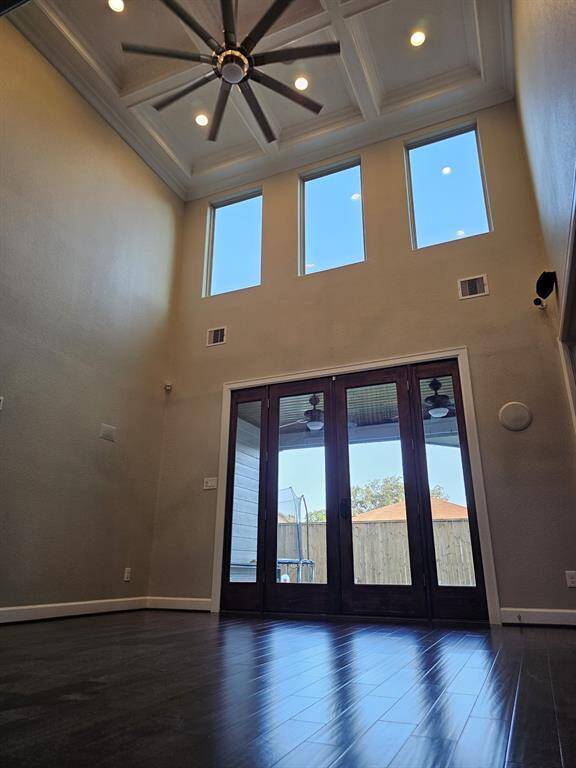 Living Room with vaulted cielings