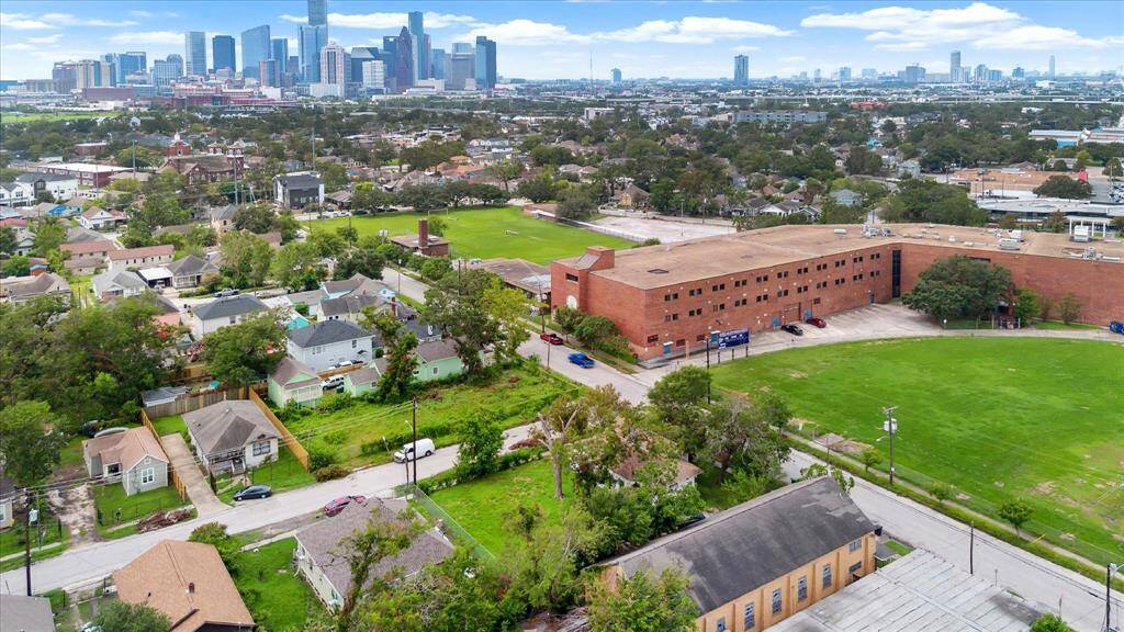 Great corner lot located in the Near Northside neighborhood. Ideal location for new residential development. Conveniently located in proximity to downtown and the Greater Heights.