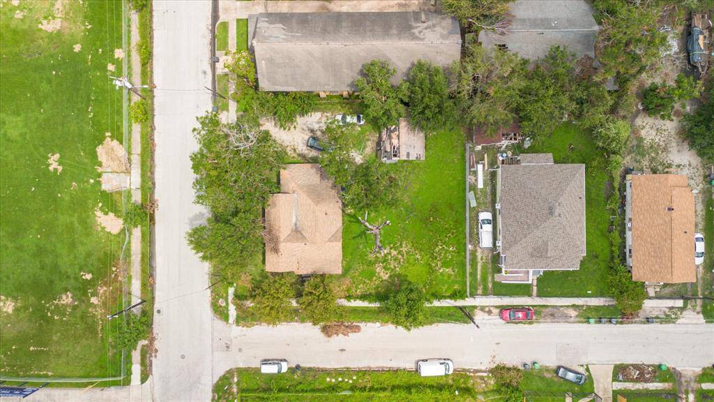 Great corner lot located in the Near Northside neighborhood. Ideal location for new residential development. Conveniently located in proximity to downtown and the Greater Heights.