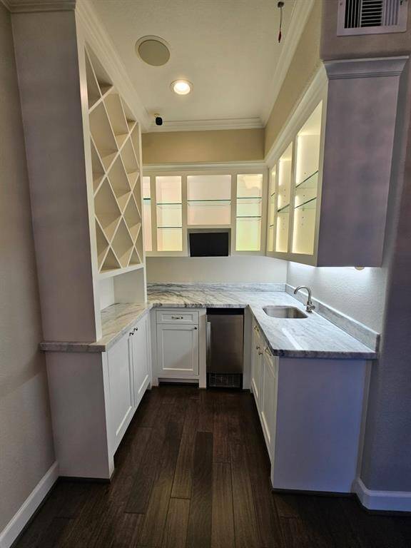 Bar with ice machine and built in cabinets