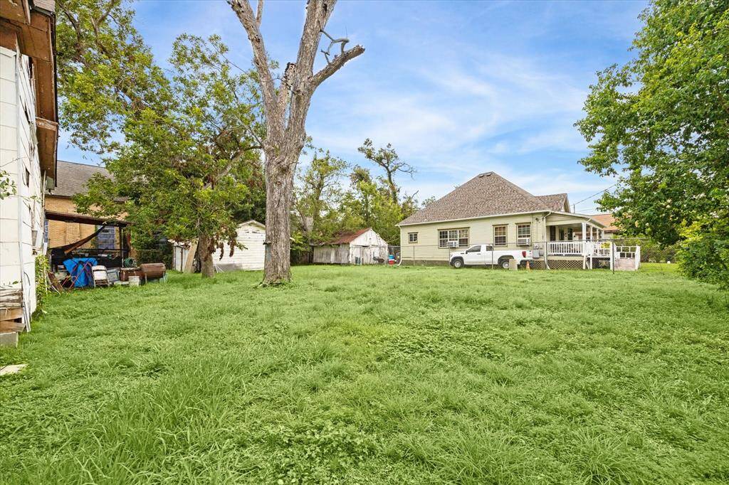 Great corner lot located in the Near Northside neighborhood. Ideal location for new residential development. Conveniently located in proximity to downtown and the Greater Heights.