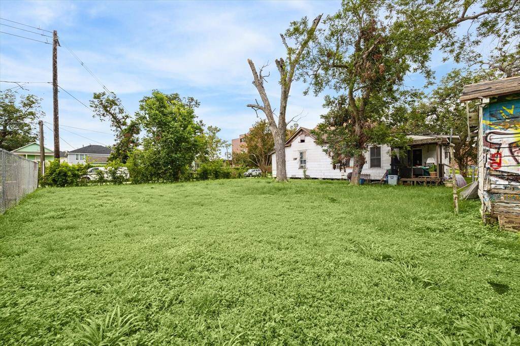 Great corner lot located in the Near Northside neighborhood.  Ideal location for new residential development.  Conveniently located in proximity to downtown and the Greater Heights.