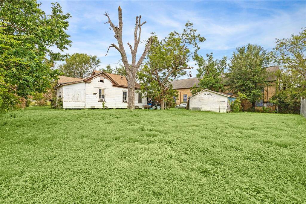 Great corner lot located in the Near Northside neighborhood.  Ideal location for new residential development.  Conveniently located in proximity to downtown and the Greater Heights.