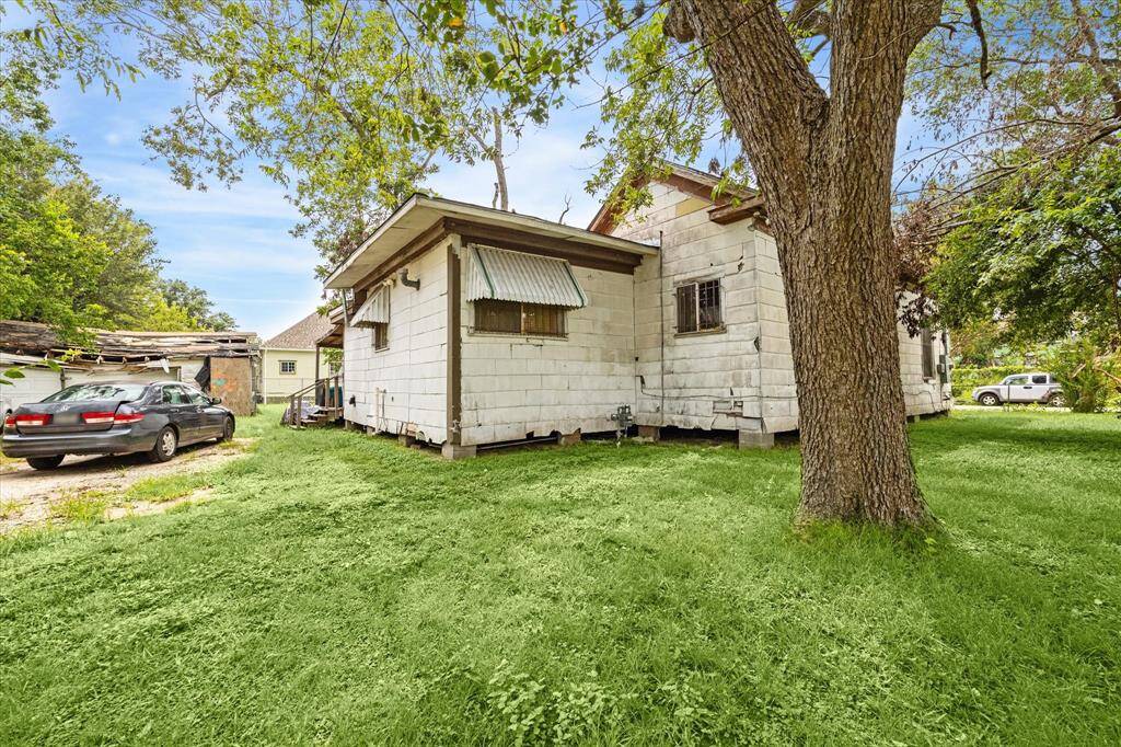Great corner lot located in the Near Northside neighborhood.  Ideal location for new residential development.  Conveniently located in proximity to downtown and the Greater Heights.