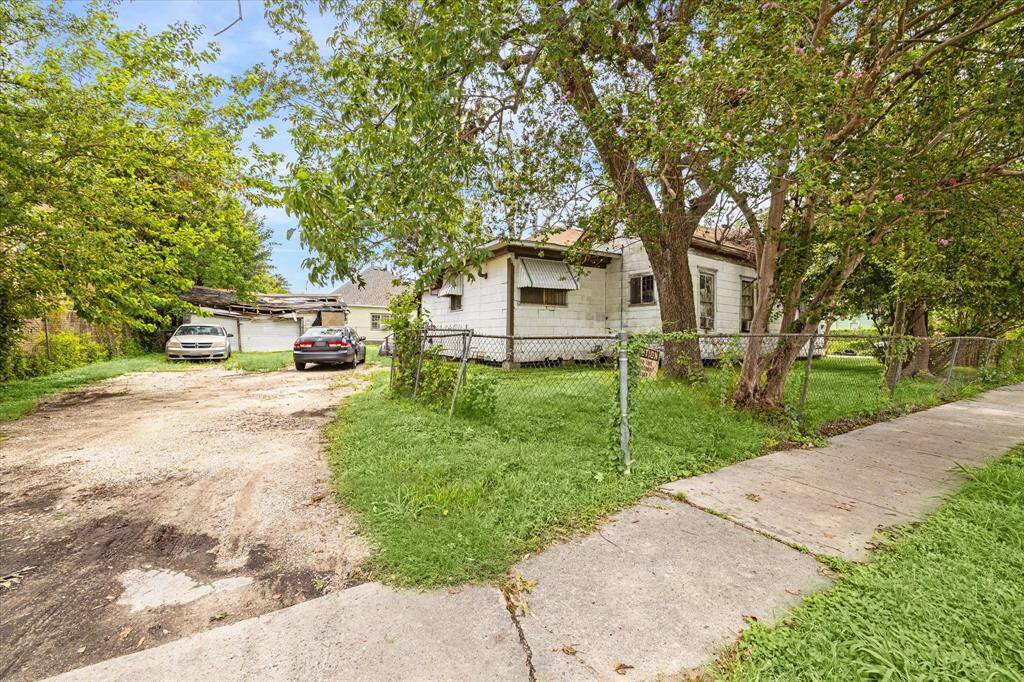 Great corner lot located in the Near Northside neighborhood.  Ideal location for new residential development.  Conveniently located in proximity to downtown and the Greater Heights.
