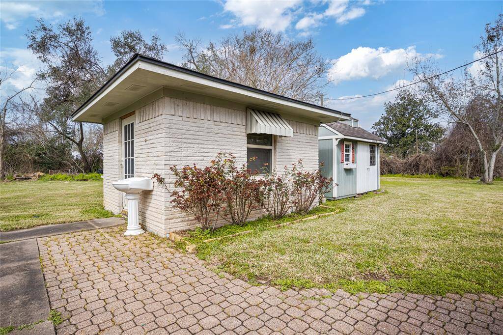 Out building matches main house could be extra bedroom or office