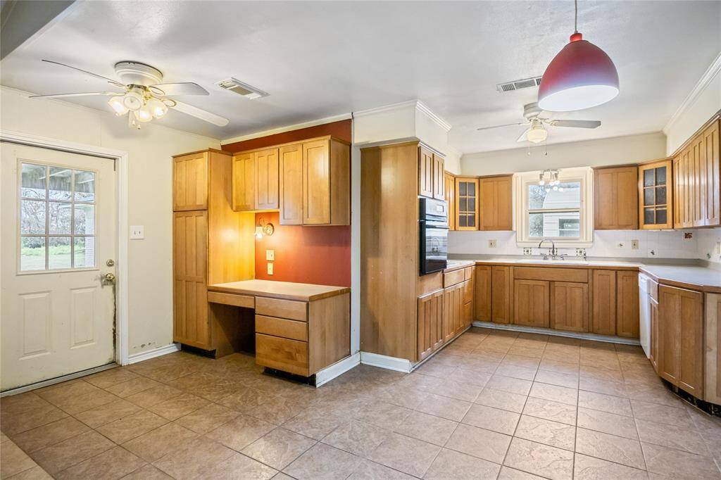 Kitchen left with desk
