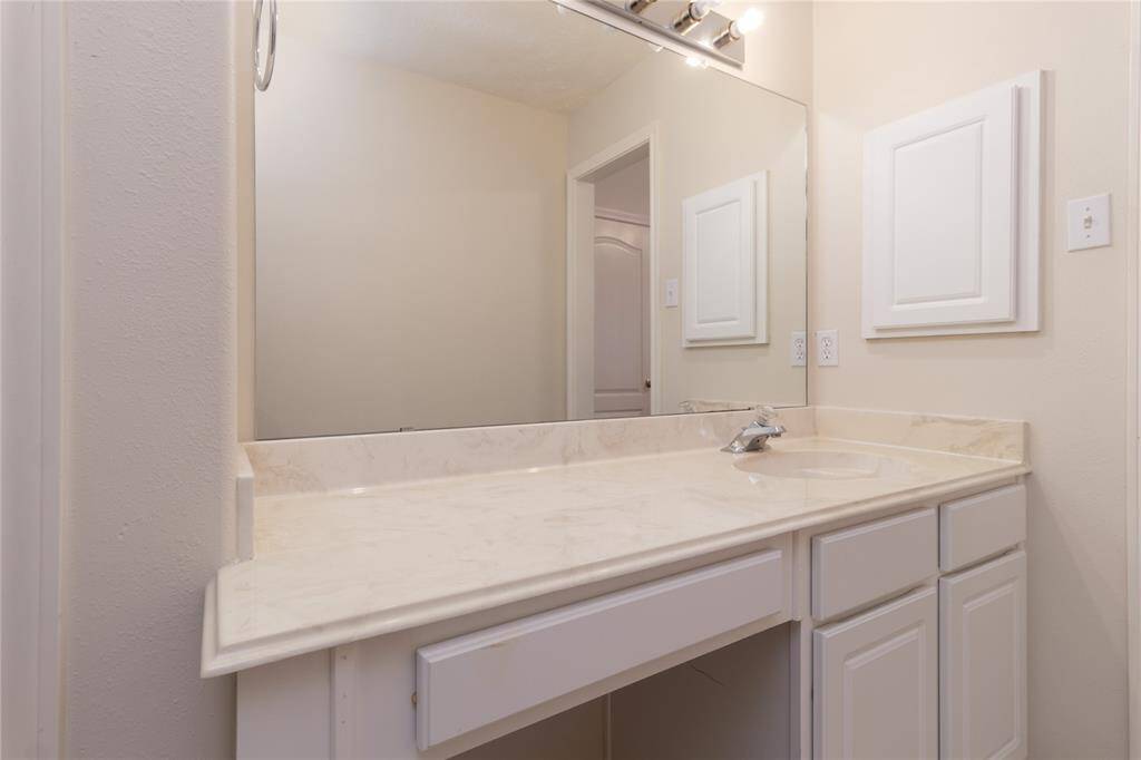 Connecting Jack and Jill bathroom (BR4 and BR5)