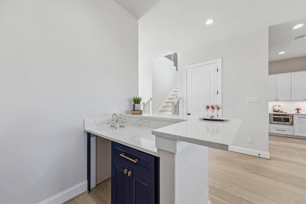 Entertainment Bar between Kitchen and Living Area