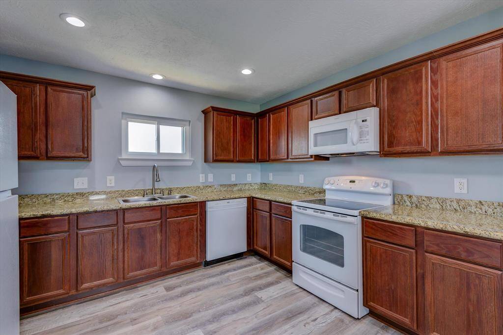 Gorgeous kitchen with granite countertops.