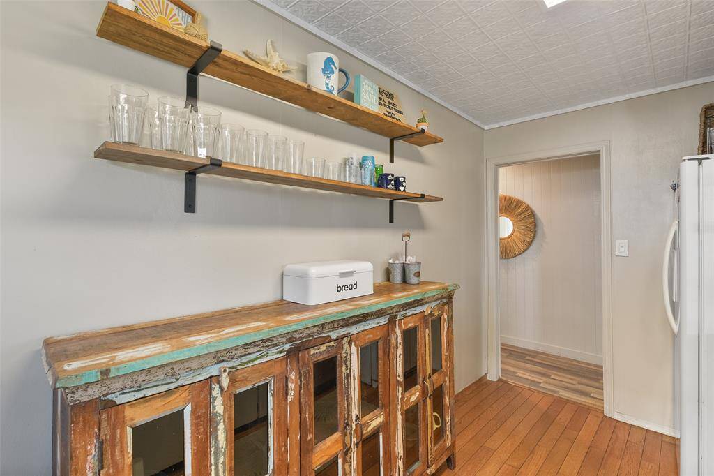There is plenty of storage for all your kitchen needs.