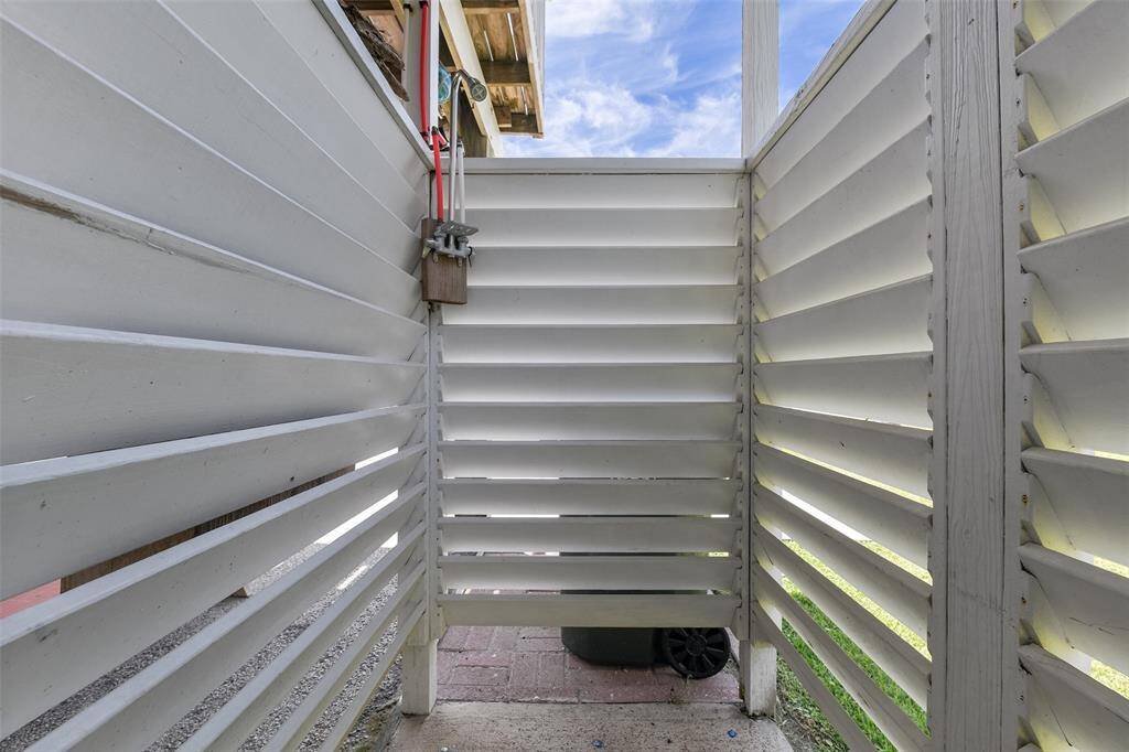 Rinse off those sandy toes in your outdoor shower.