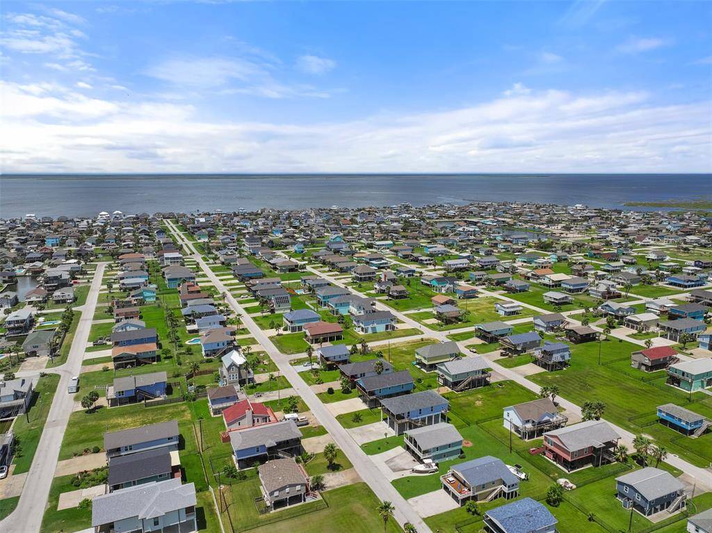 You are just a short walk or golf cart ride away from the beach or the bay!