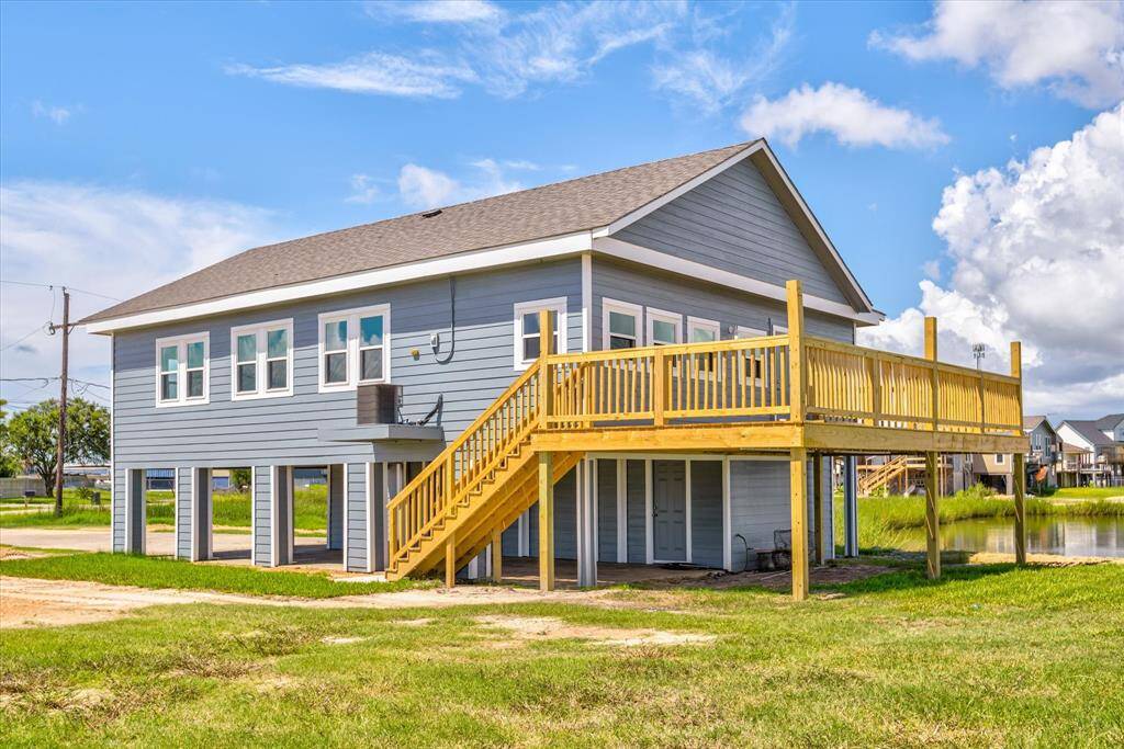 Brand new deck, stairs, Hardiplank siding!