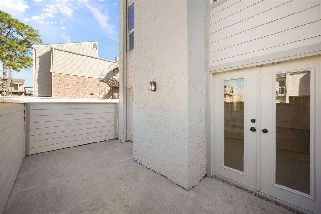 WOW! This Condo features a great patio perfect for outdoor seating and dining. Enjoy a great barbecue with your family and friends.