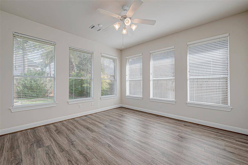 Sunroom or flex room off side of kitchen