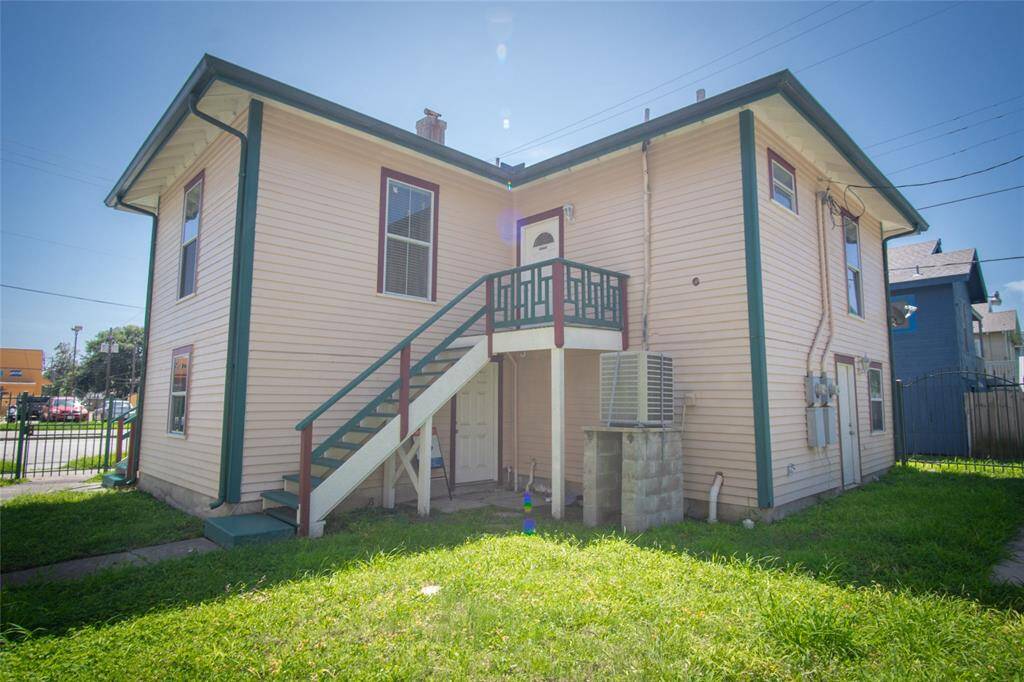 A back yard big enough for entertaining! The pets and children will love running and playing here!