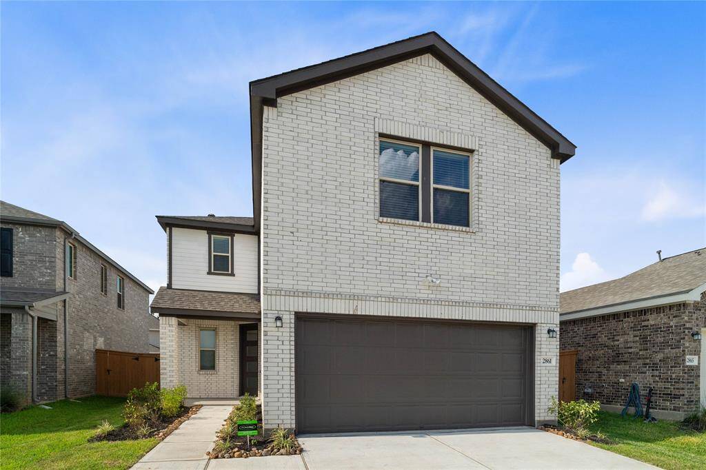 Welcome home to 2861 Shimmer Edge Drive located in Sunterra and zoned to Katy ISD!
