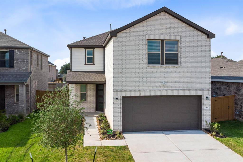 Welcome home to 2861 Shimmer Edge Drive located in Sunterra and zoned to Katy ISD!