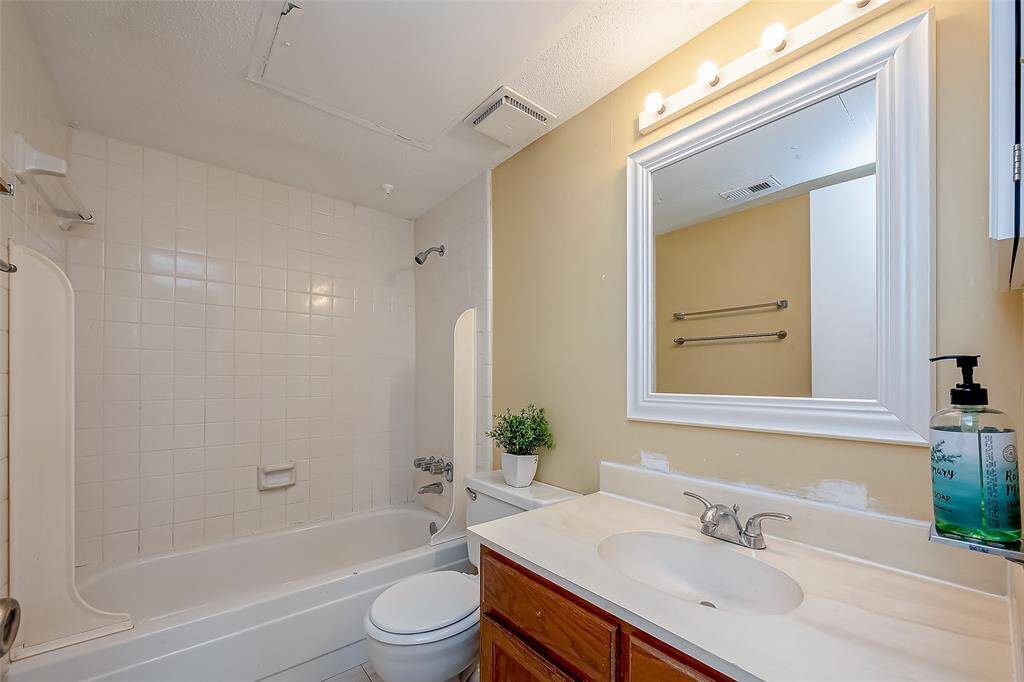 Secondary bathroom.