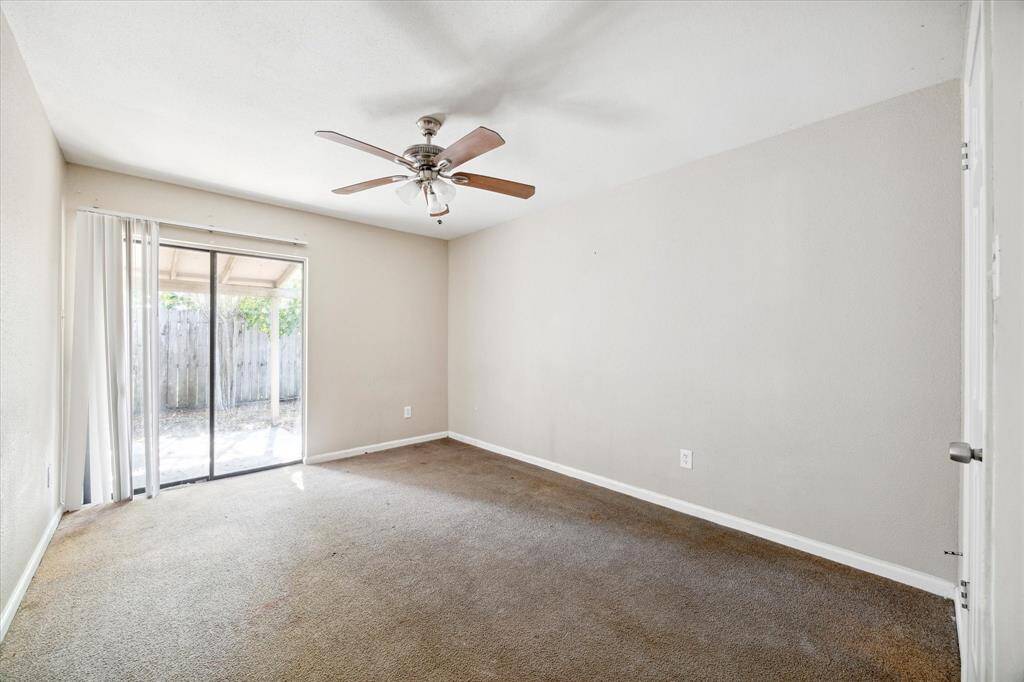 Secondary bedroom.