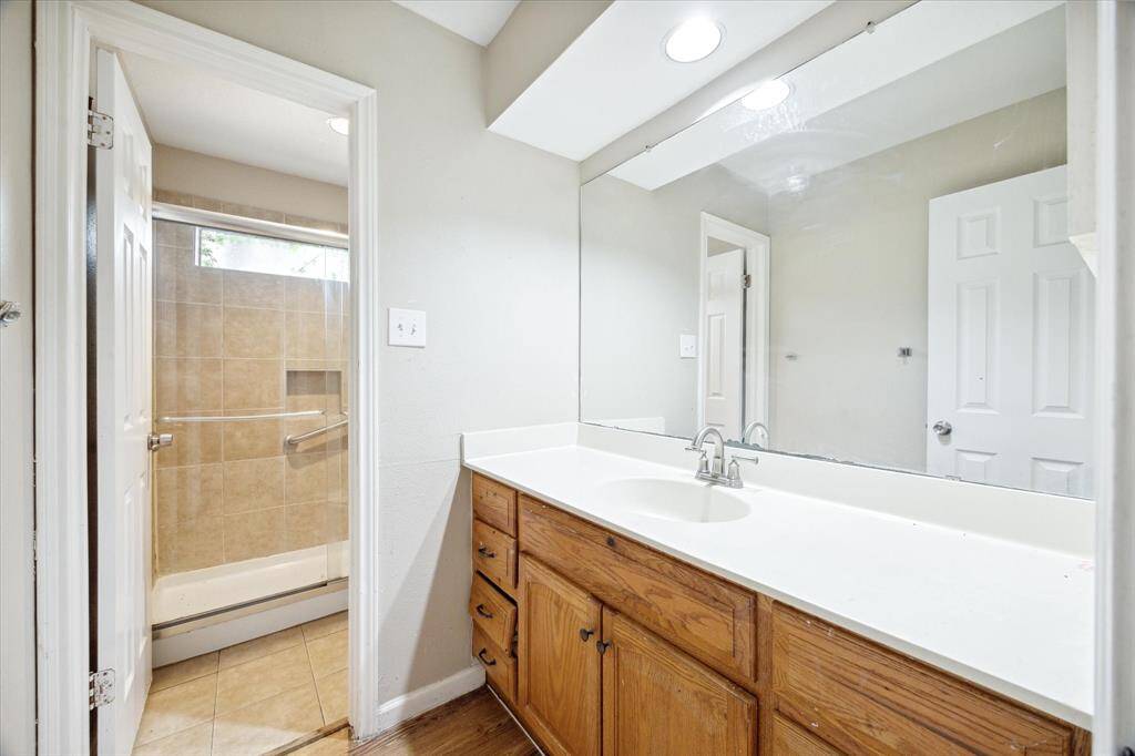 Secondary bathroom.