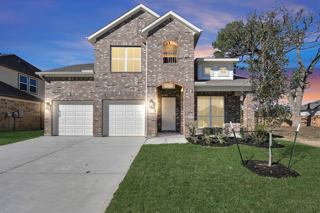 Welcome home to 5642 Sandhill Oak Trail located in Champions Oak and zoned to Klein ISD.