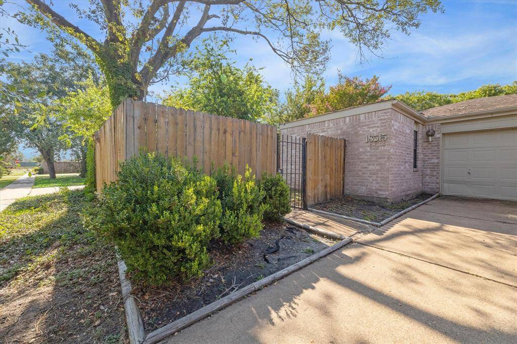 Welcome to 18515 Wood Glen!