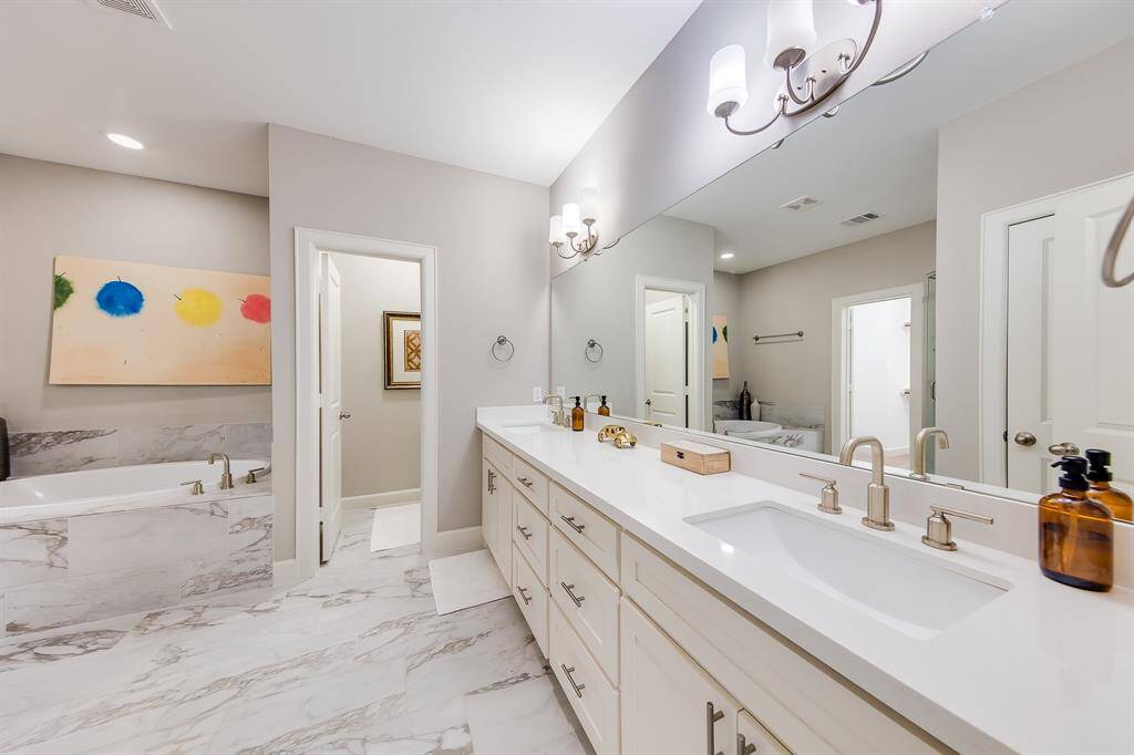 Private ensuite owners bath