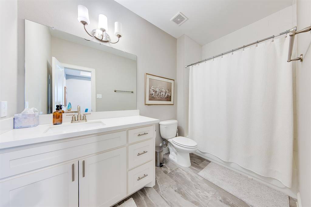Secondary bathroom with shower/tub combo