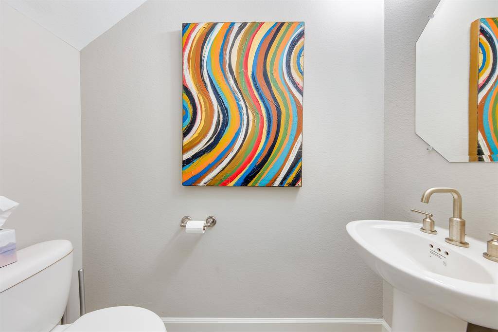 First floor 1/2 bath