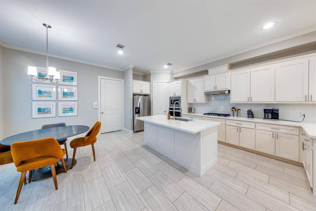 Open Kitchen with breakfast area