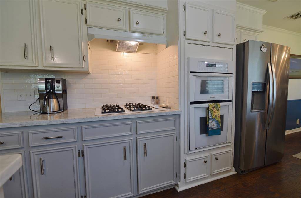 Another view of the nice storage areas and subway backsplash....