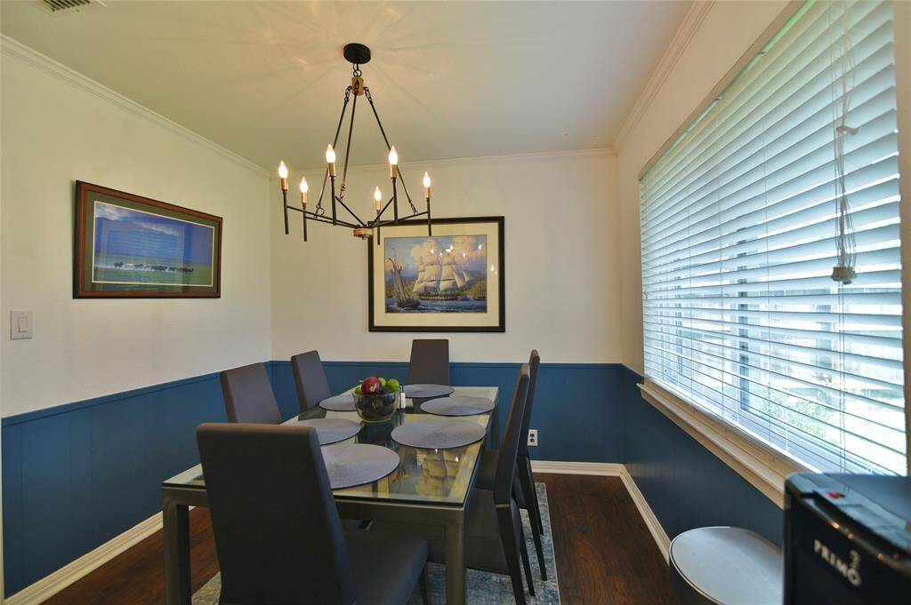 Full view of the back yard from the dining area....love the crown molding in the eating area....