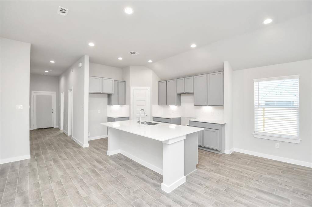 Discover another look at this stunning kitchen!