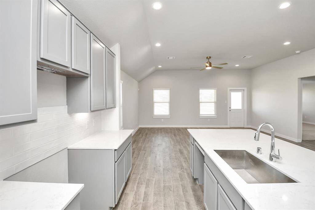 All this opens up to the expansive family room, creating a perfect hub forgatherings.